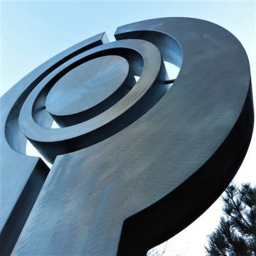 Zeitgenössische Stahlskulptur mit runden Formen – moderne Metallkunst von Steelworld Schweiz