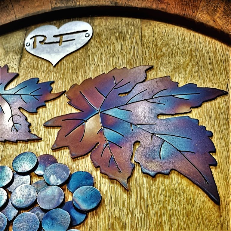 Farbige Metallarbeit mit Trauben- und Blattformen – individuelle Stahlkunst von Steelworld