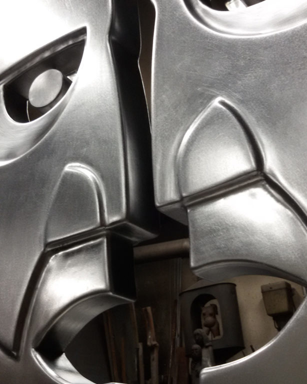 Detailaufnahme moderner Stahloberfläche – Steelworld Metallkunst Schweiz